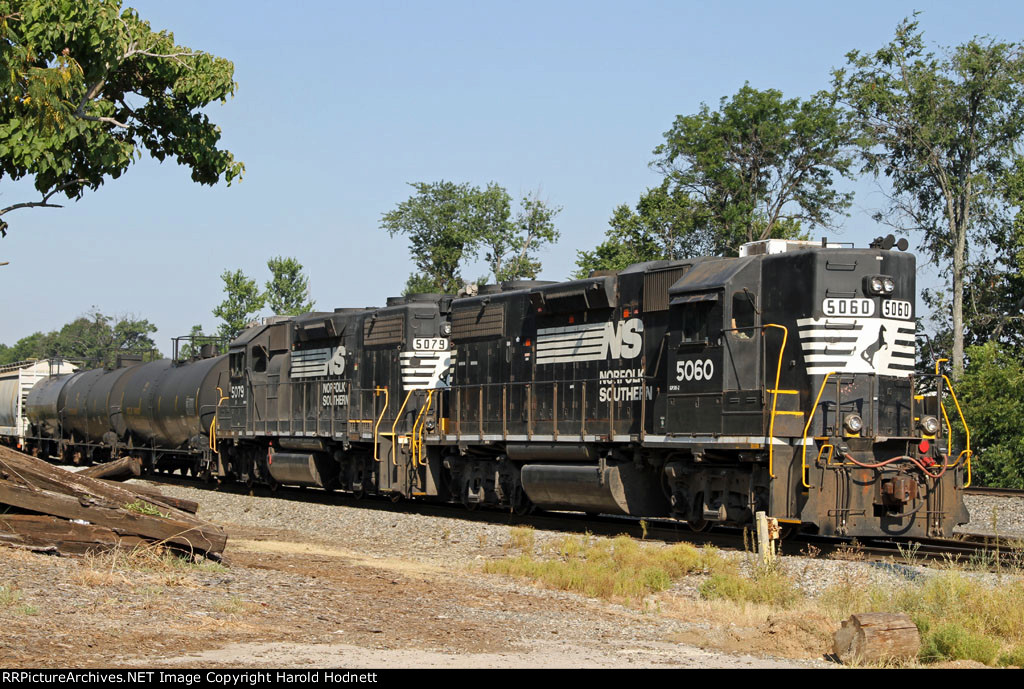 NS 5060 & 5079 lead train PP05 towards Elm